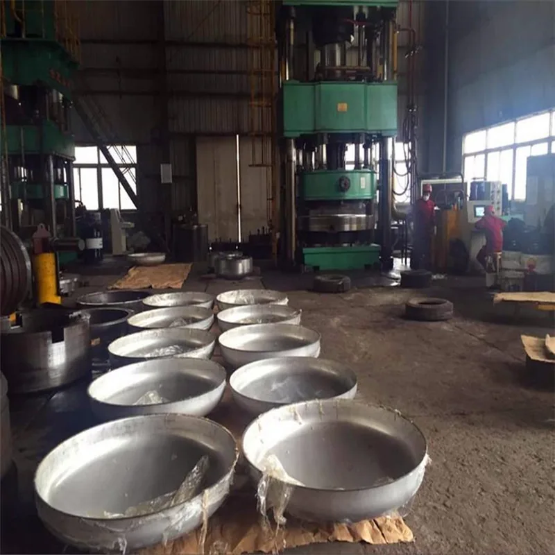 Các chỏm cầu kim loại tại xưởng